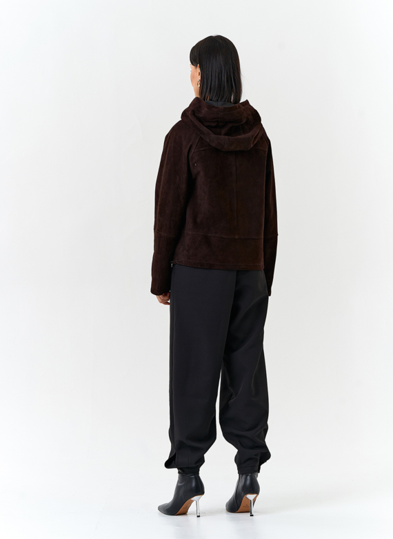 Женская куртка из натуральной замши с капюшоном