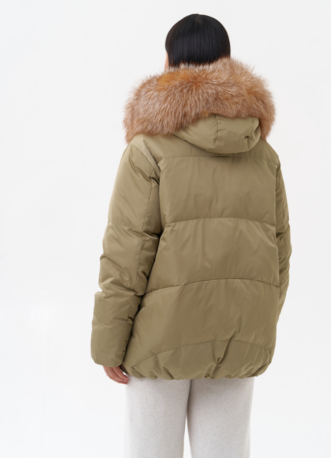 Пуховик с капюшоном из меха лисы модель № 29355 универмаг малина