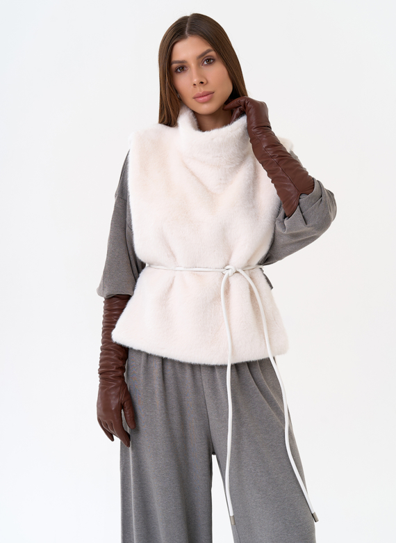 Женская манишка из эко меха в светлом цвете