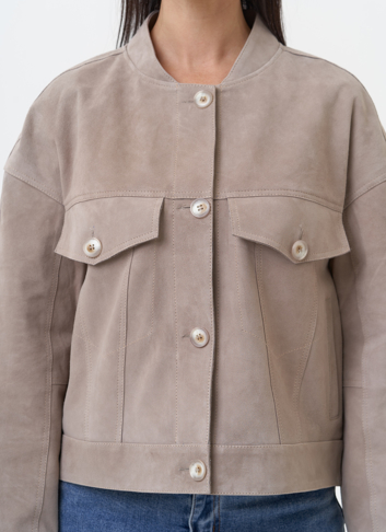 Светлая куртка из замши