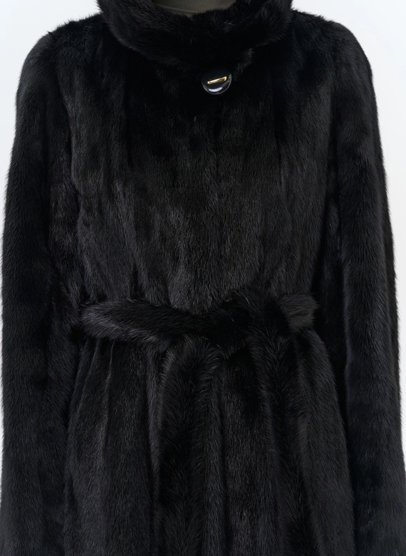 Шуба из норки черного цвета с капюшоном 