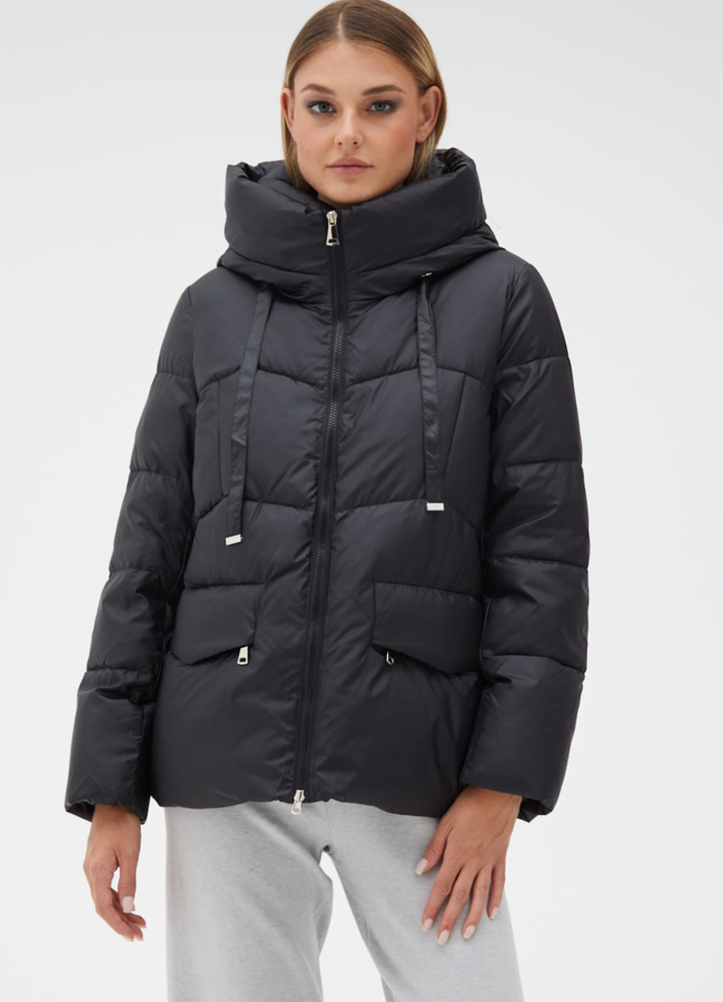 Женский пуховик черного цвета с капюшоном модель № 31143 меха малина