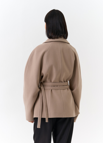 Женское укороченное пальто с двойным поясом