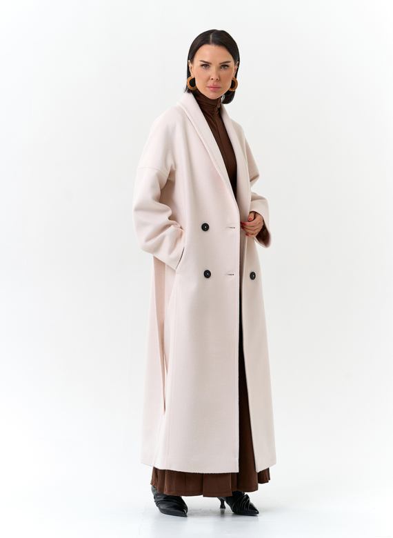 Светлое женское пальто с воротником шаль