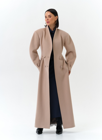 Женское длинное пальто с акцентными рукавами