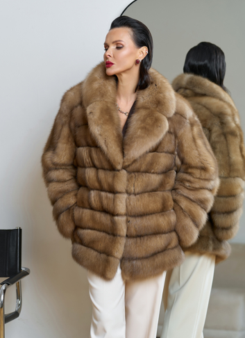 Женская шуба из куницы с английским воротником