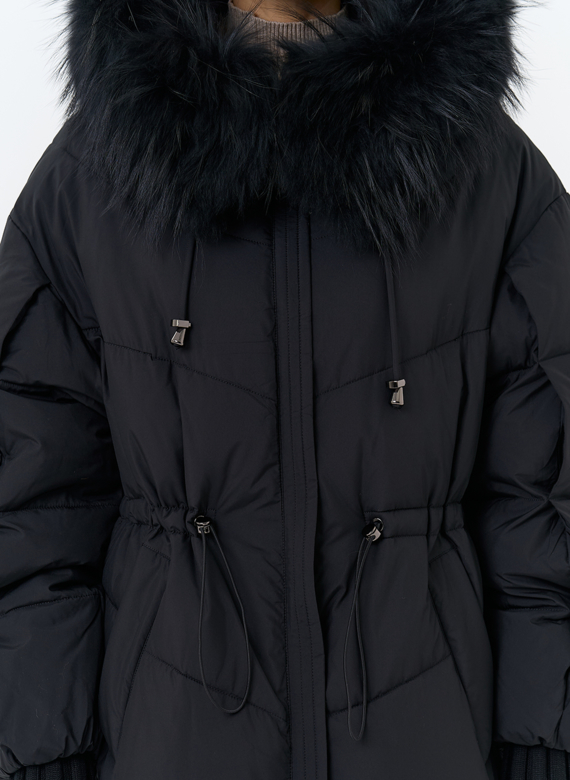 Женский пуховик с капюшоном из меха чернобурки