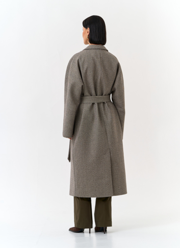 Женское пальто с английским воротником