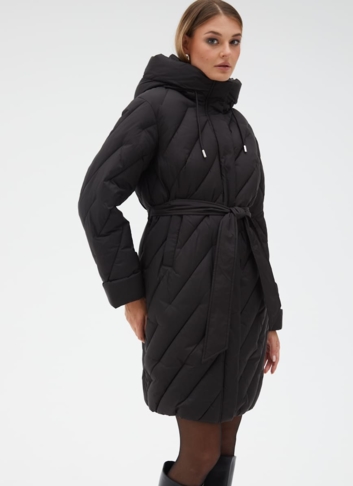 Женский пуховик черного цвета с поясом