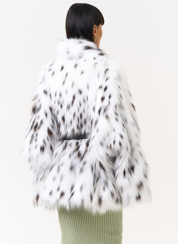 Белая шуба из меха лисы с поясом