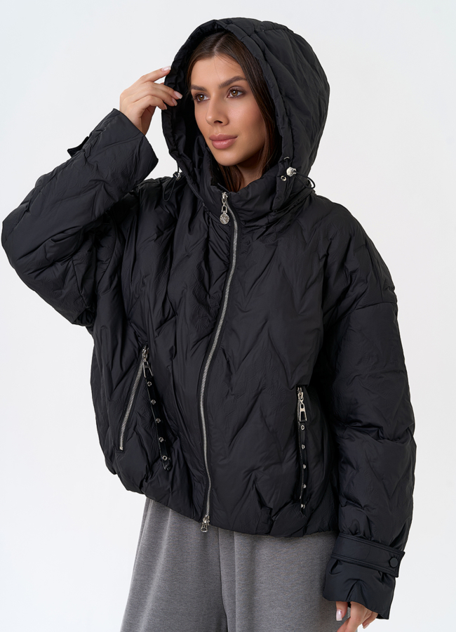 Женская куртка с капюшоном в черном цвете модель № 31389 меха малина