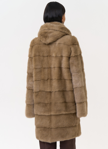 Поперечная норковая шуба с капюшоном