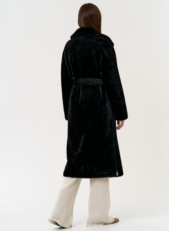 Женское пальто из эко меха с декоративными молниями