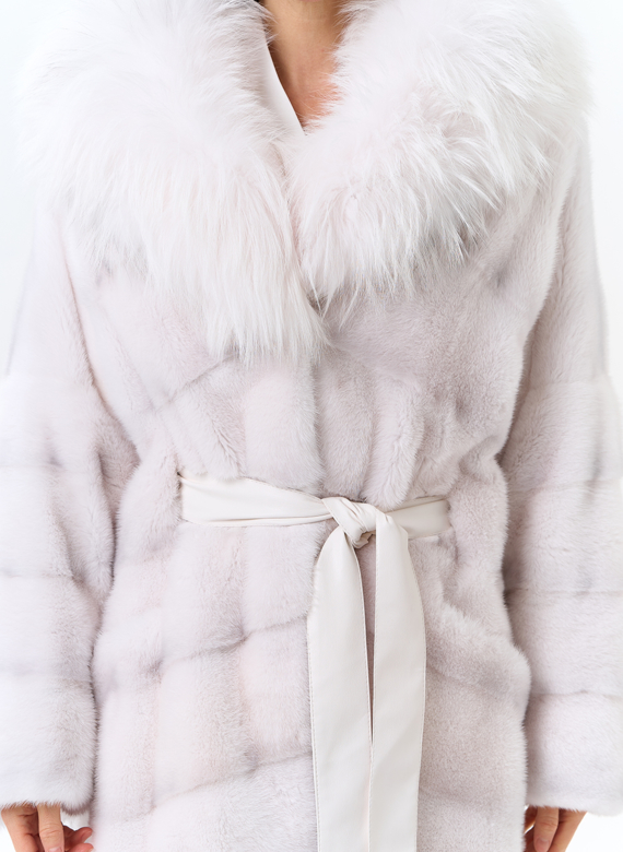 Белая шуба из меха норки с капюшоном из меха енота