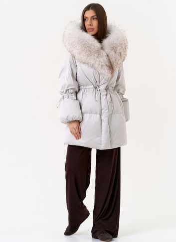 Светлый пуховик с капюшоном из меха лисы