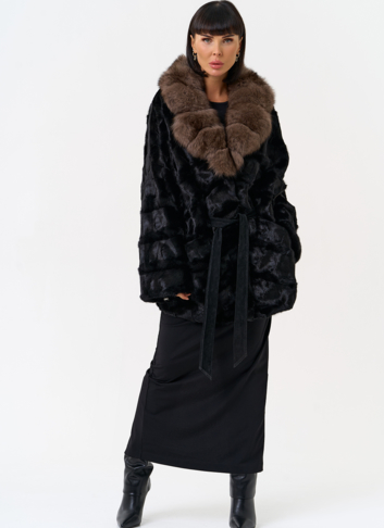 Женская шуба из меха норки  воротником из меха песца