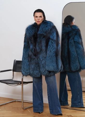 Шуба из меха чернобурки голубого цвета фото
