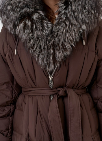 Женский пуховик с отделкой из чернобурой лисы