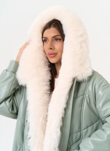 Женский пуховик из эко кожи с отделкой из эко меха