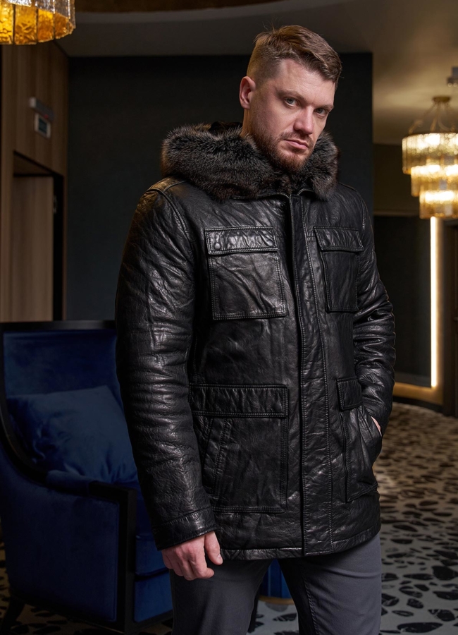 фото Пуховик из натуральной кожи с мехом енота модель № 28073