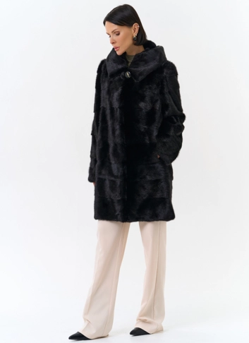 Шуба из норки с капюшоном черного цвета фото