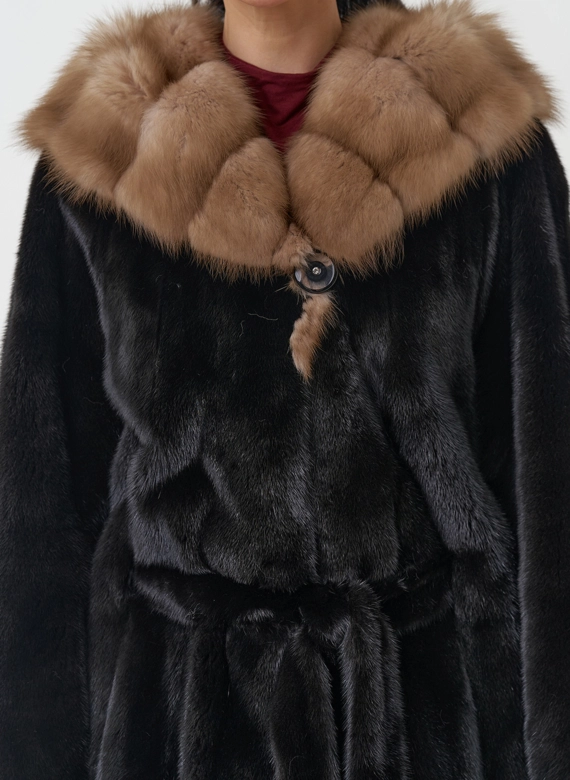 Норковая шуба с капюшоном из меха куницы
